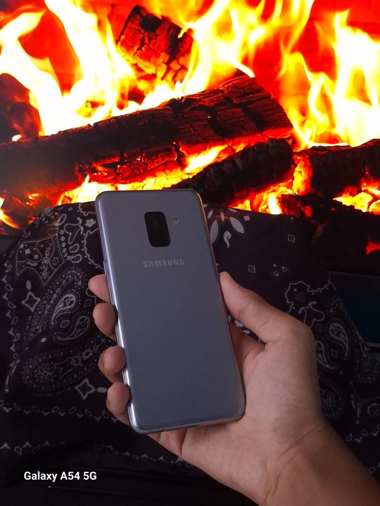 Продам Samsung A8 в идеале