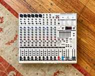 Микшерный пульт behringer