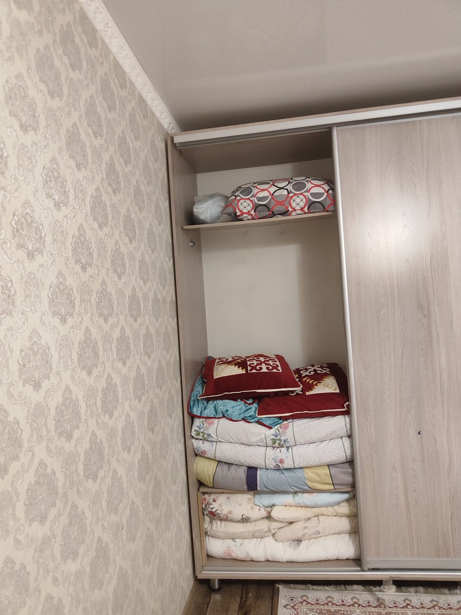 Ұзын жер стол, камод ( 2 шт), ұзын шкаф, сандық сатылады.