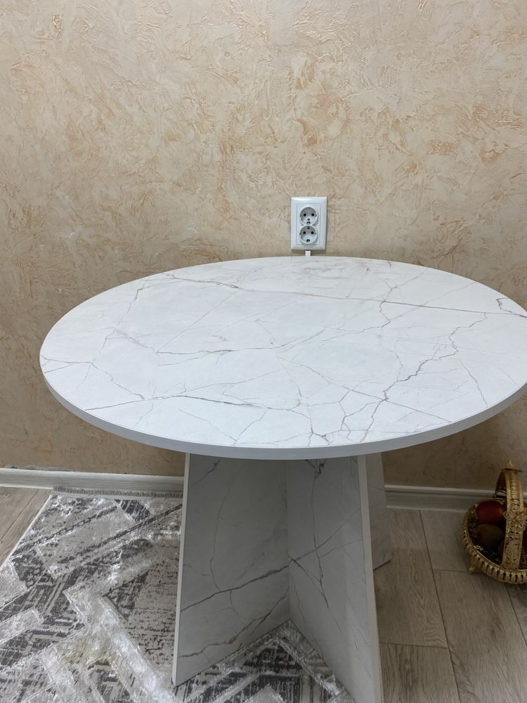 Продам стол с размером 800х800, новый, купила размер не подощел !