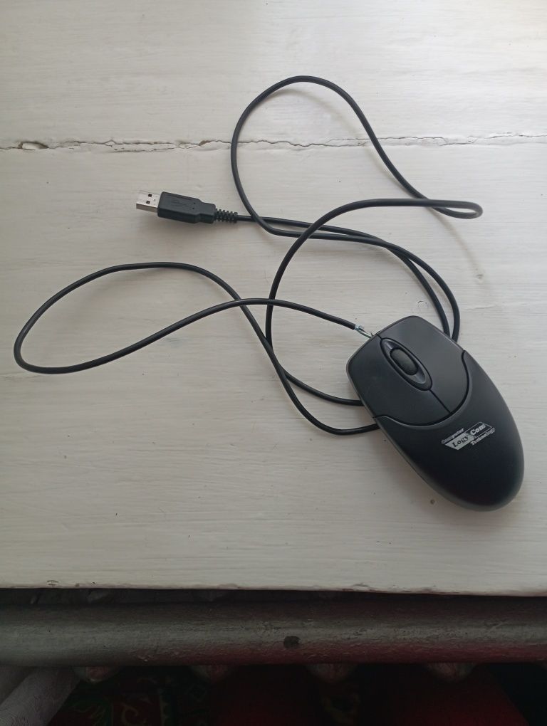 Мышь черная, Genius.Работает
Б/У. 
Кабель usb. Кнопк