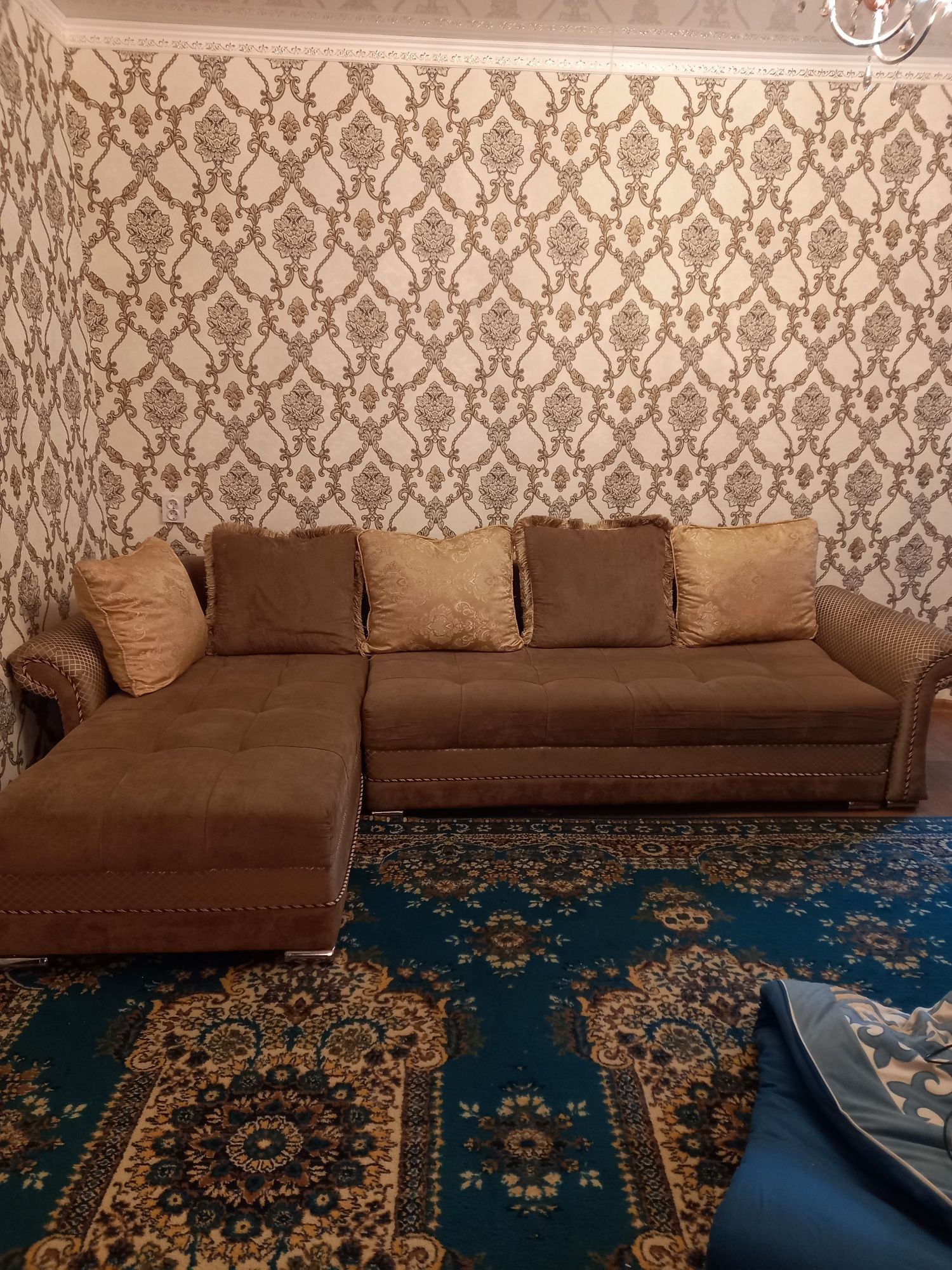 Продам диван угловой б/у