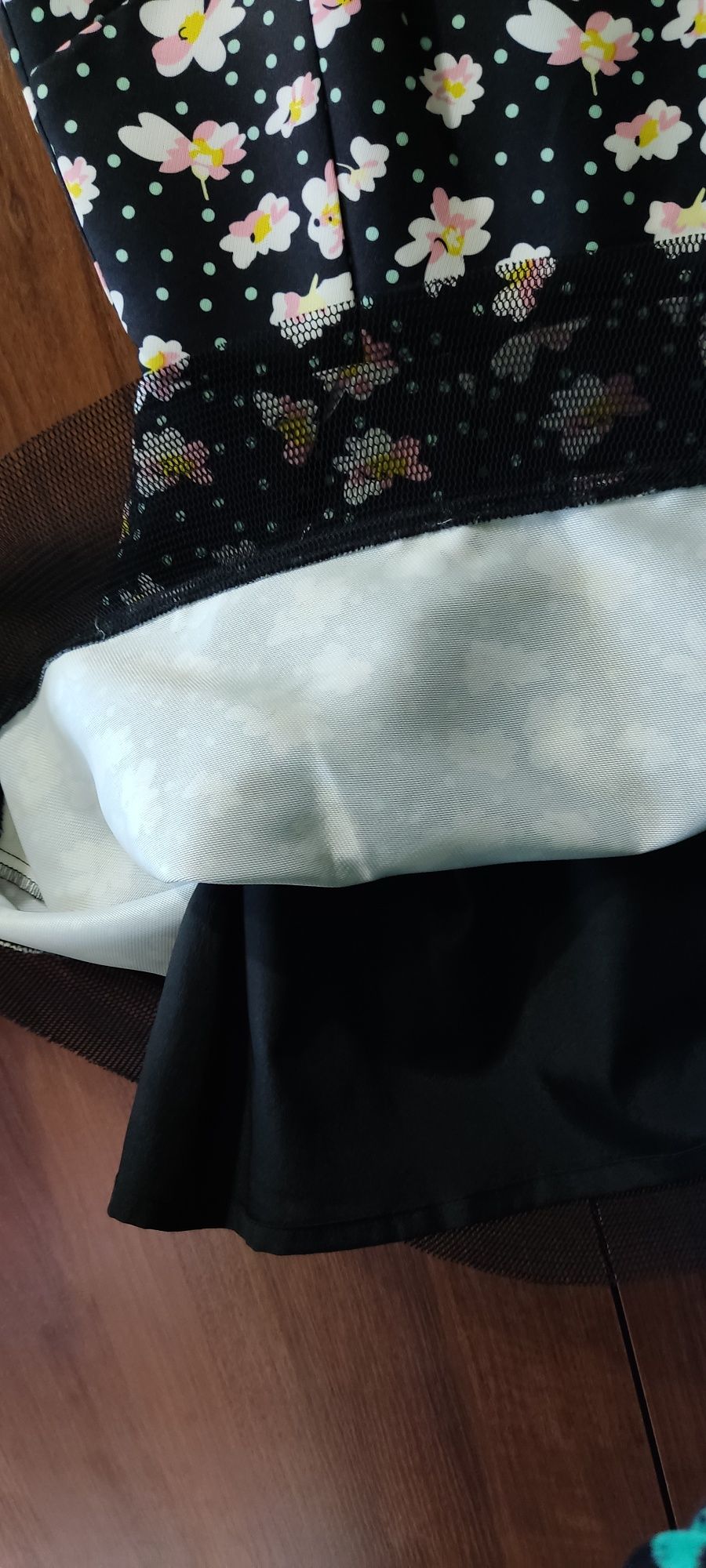 Нарядное платье с поясом из кожзама