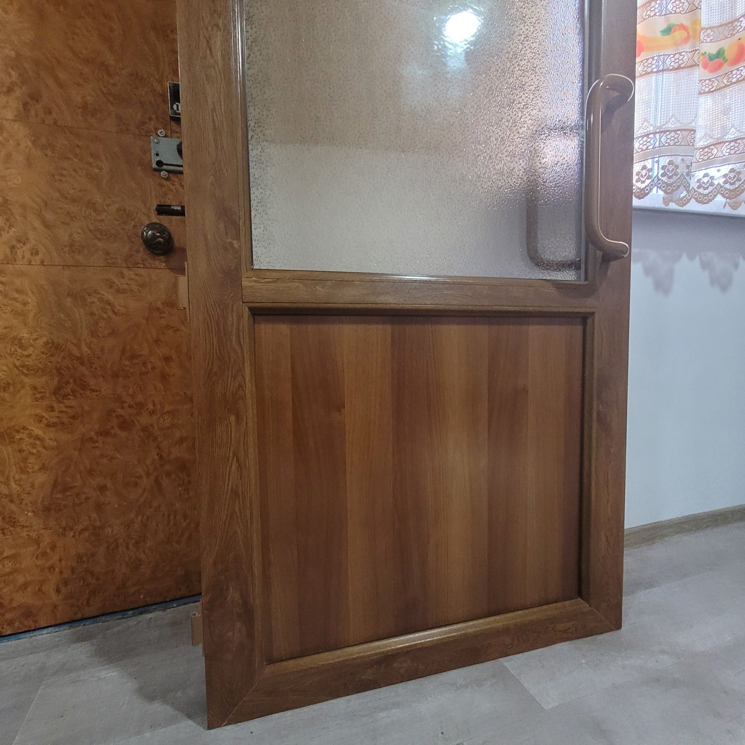 Продам новую пластиковую дверь