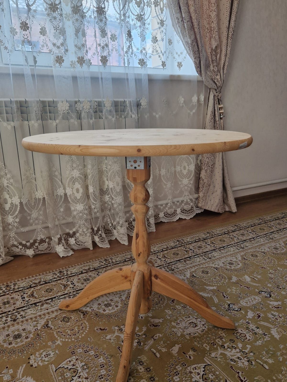 Продам стол и два кресла
