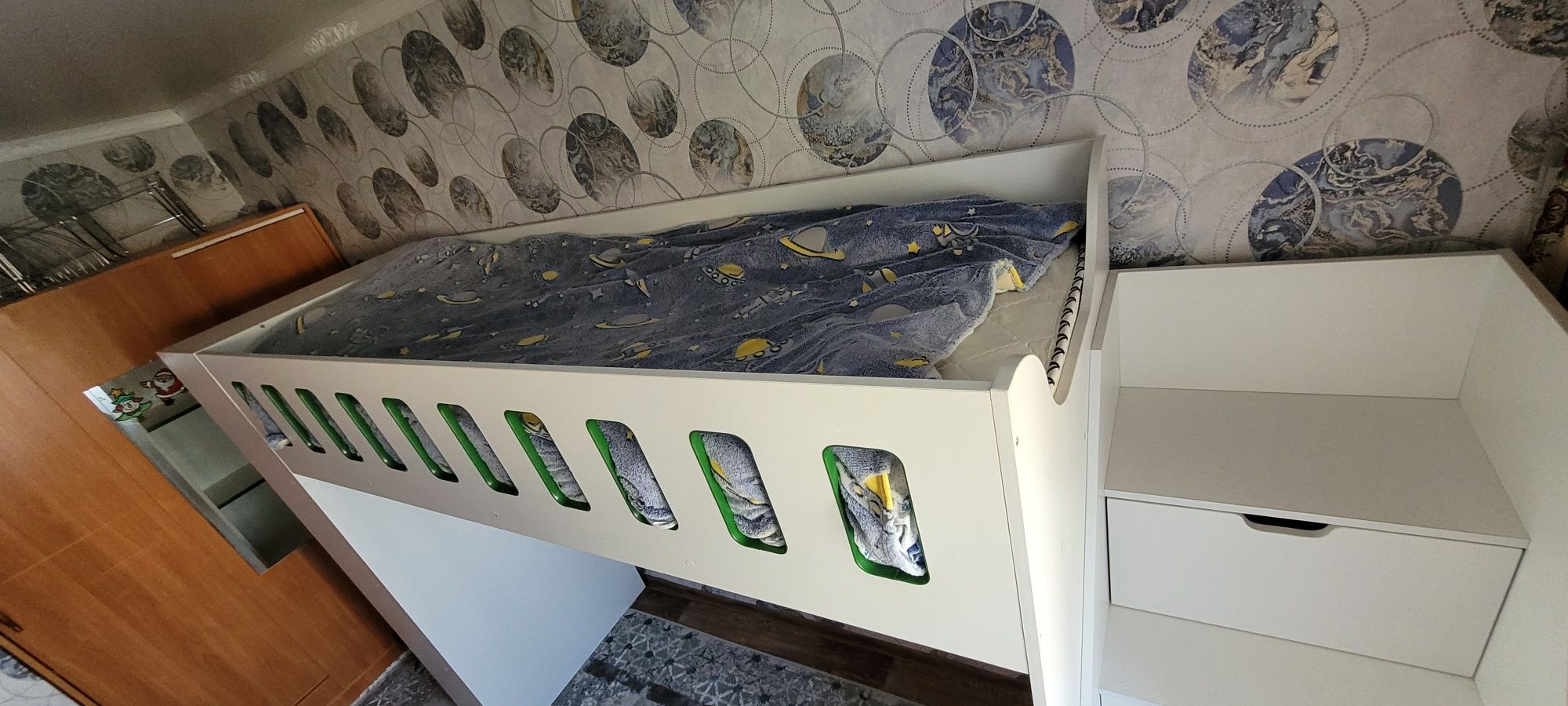 Продам детскую кровать с полками и лестницой