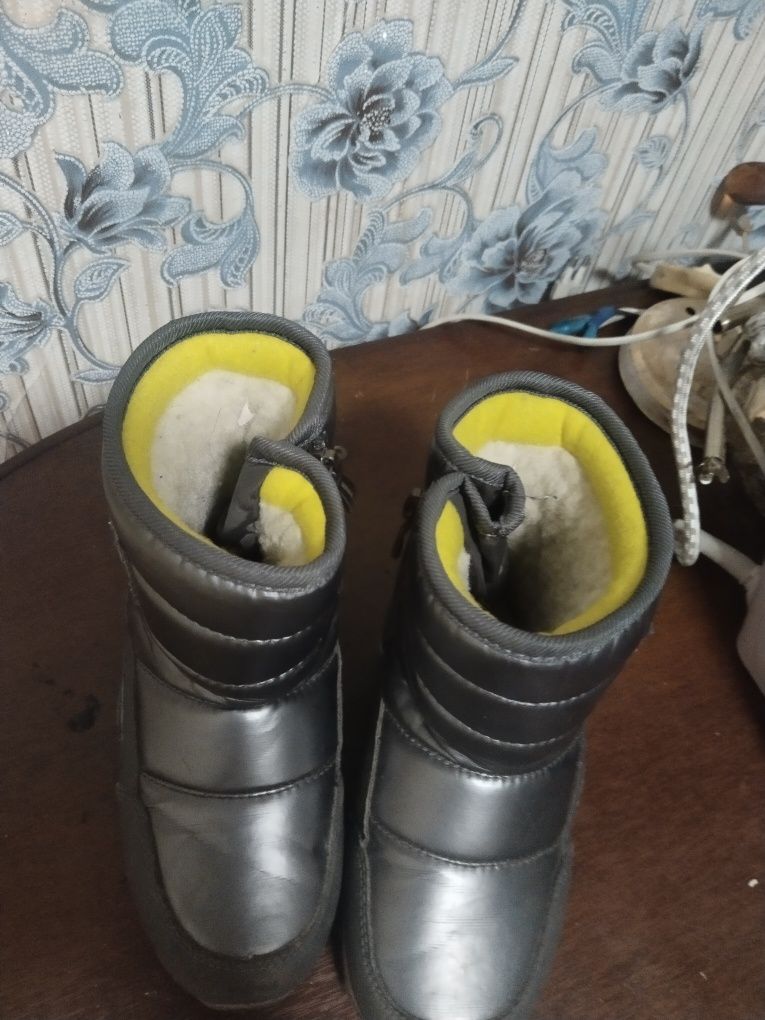 Продам детский зимние сапоги