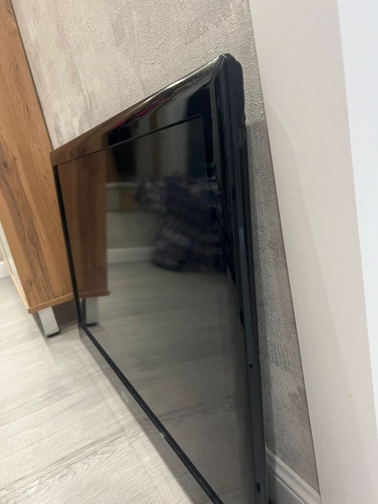 Телевизор LG с кронштейном
