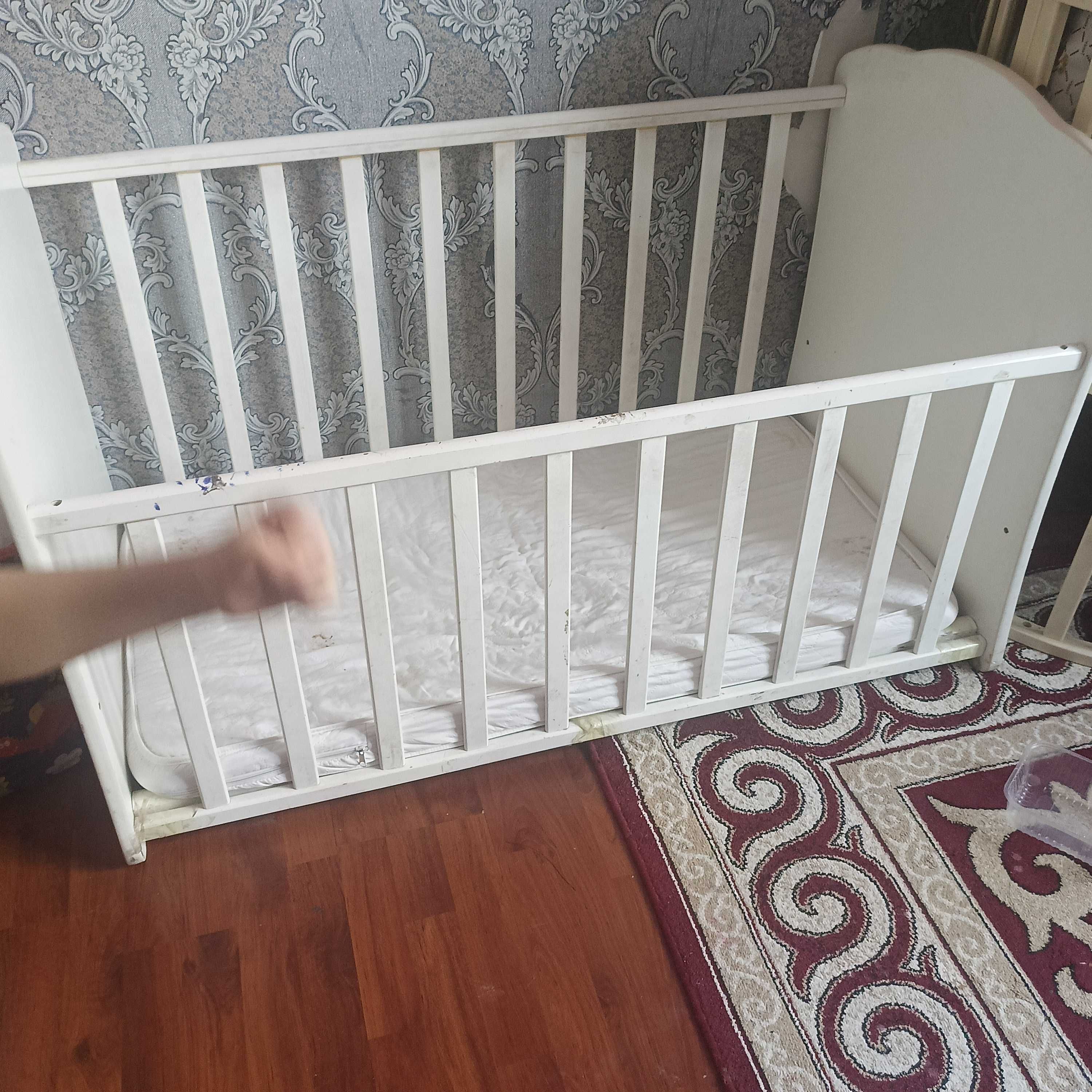 Продам детский кроват+манеж (матрас в подарок) срочно. Торг. уместен.