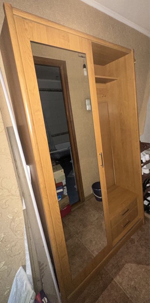 Продается шкаф в прихожую