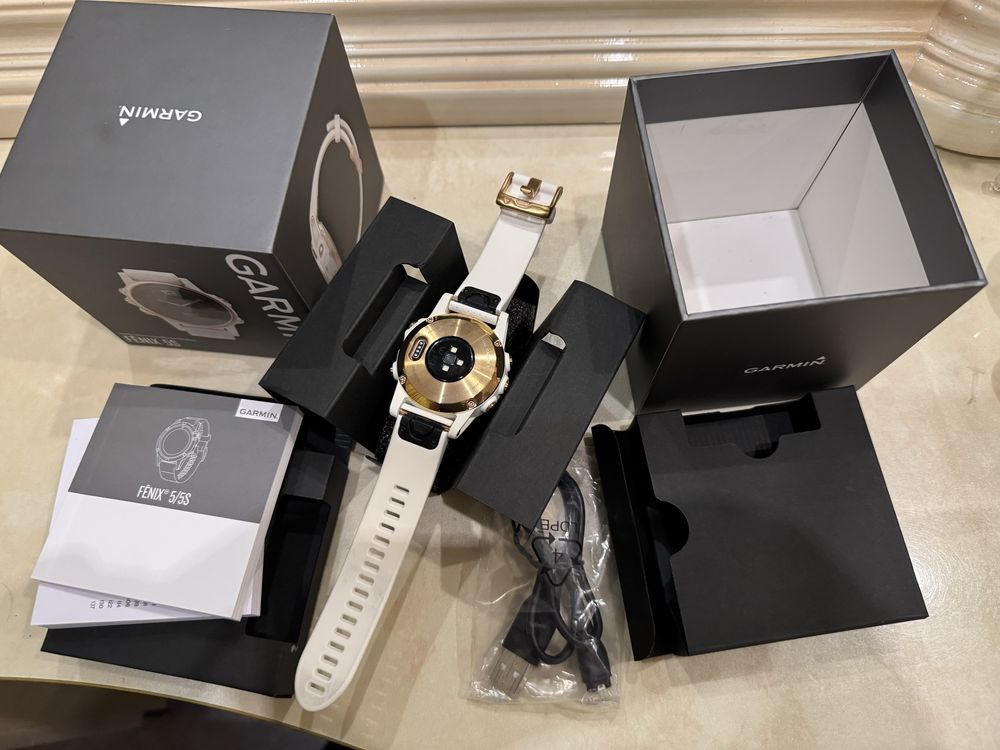 Garmin Fenix 5S Sapphire - розовое золото с белым ремешком