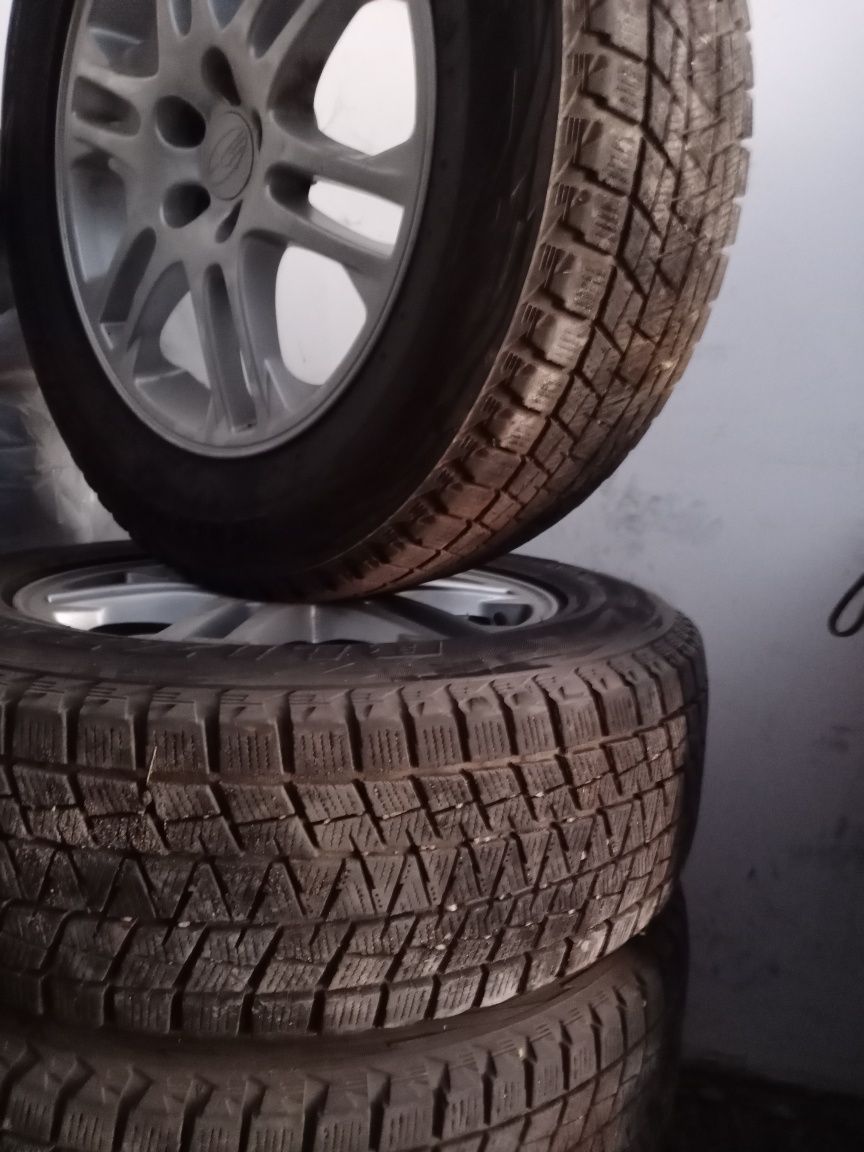 Диски шинами на Subaru Outback . размер R16