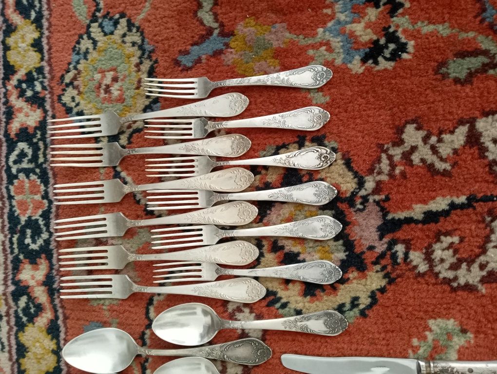 Посуда. Мельхиоровые ножи и столовые ложки. Наборами.