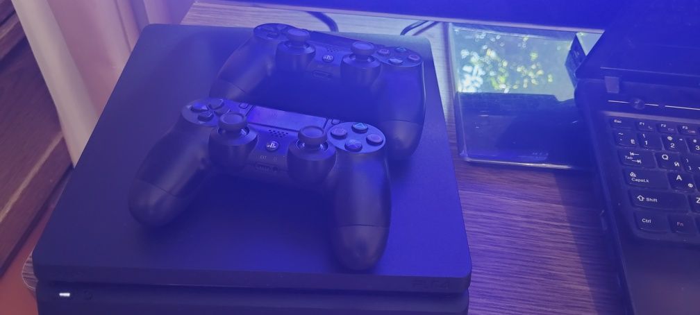 Продам Sony Ps4 в отличном состоянии