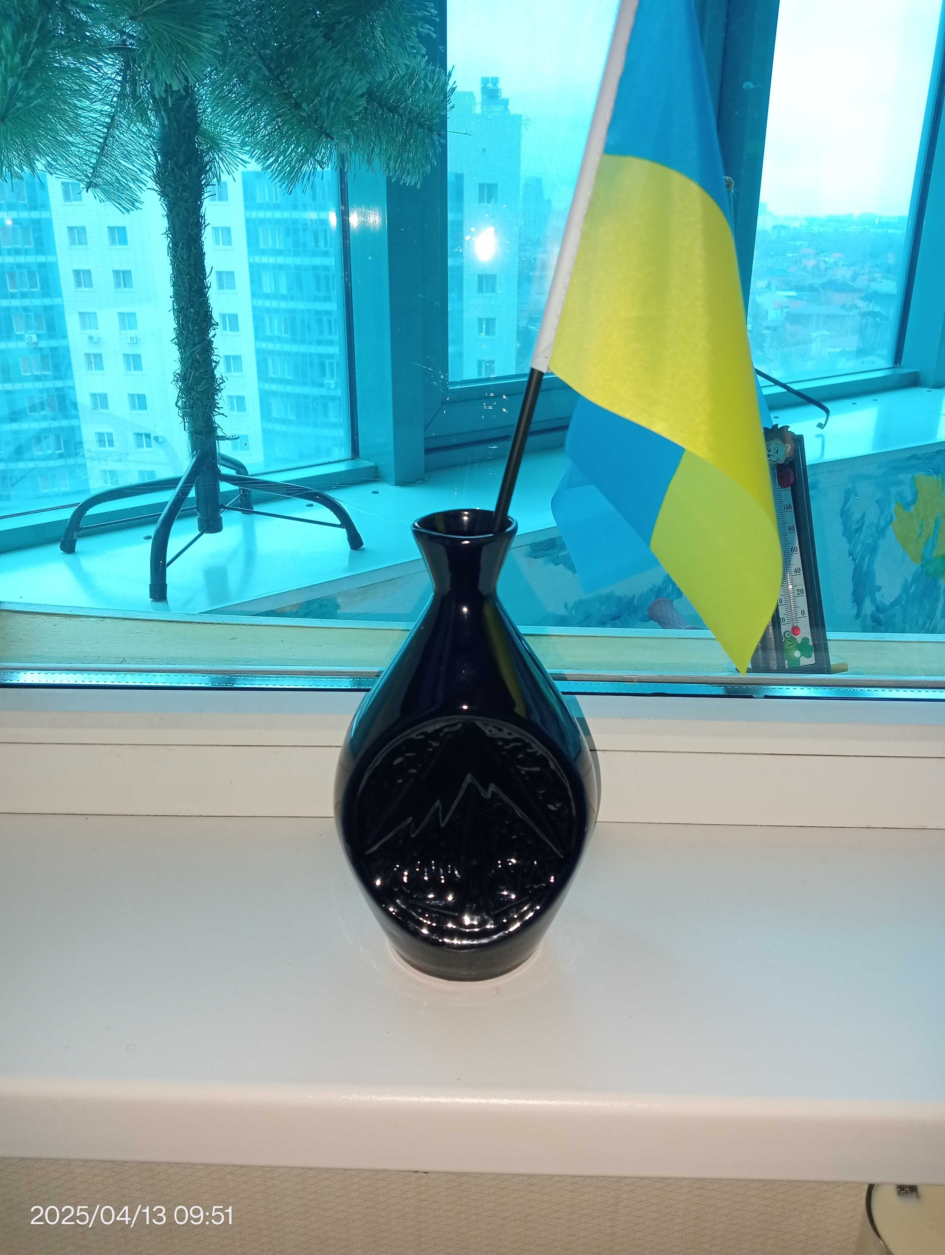 Черная керамическая ваза с выбитыми рисунками