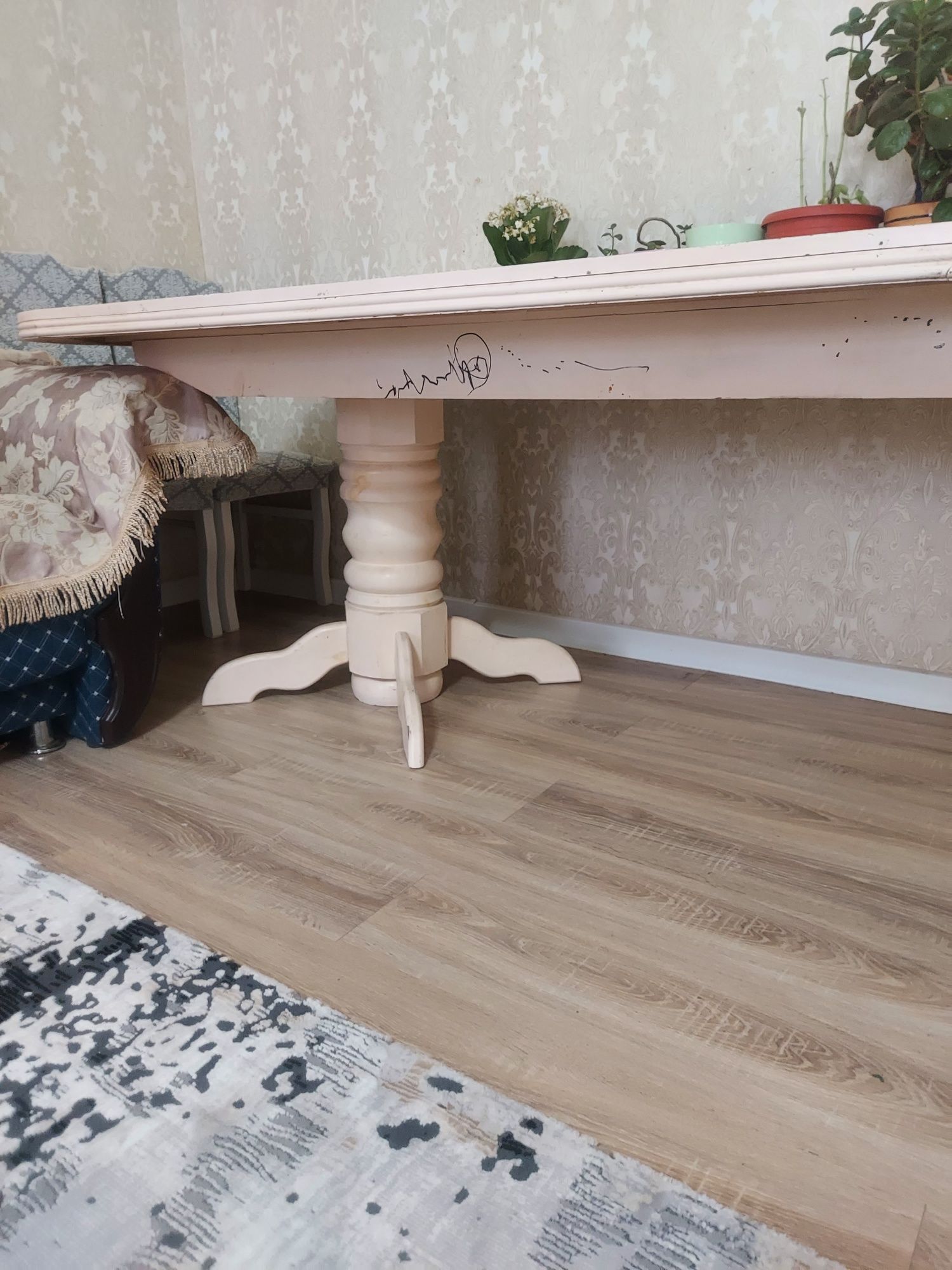 Продам Стол 5,5 метров ,большой в коттедж находится,  на 17 квартале ,