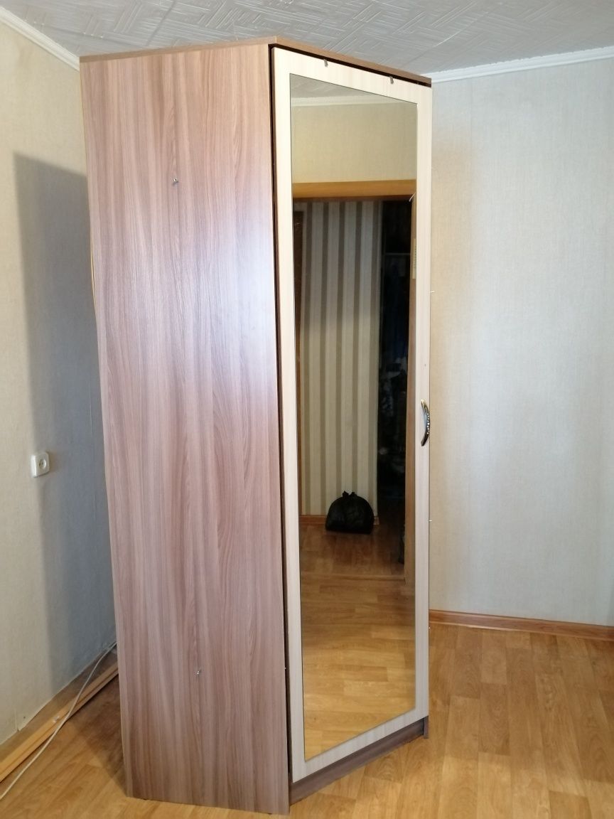 Продам шкаф угловой. Состояние идеальное! Все как на фото.