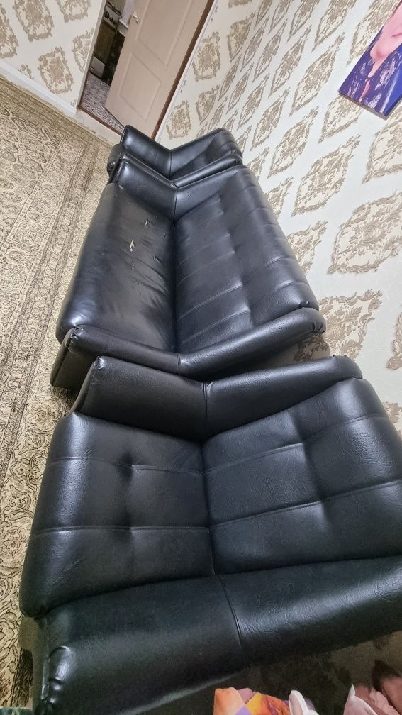 Продам черный диван, кожа