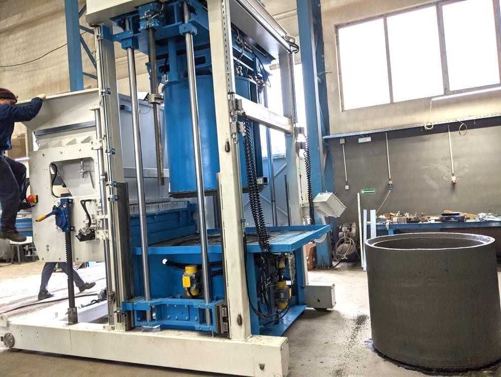 Мобильный вибропресс для производства бетонных колец/труб SUMAB E-12L.