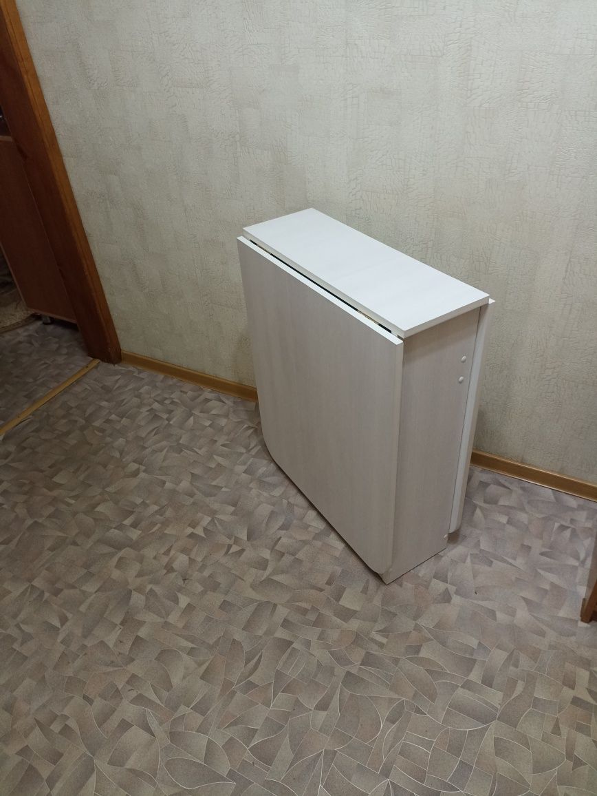 Продаю стол кухонный