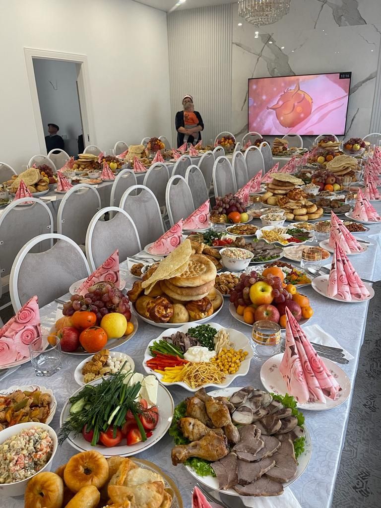 Аренда, Прокат столы, стулья, посуда, шатёр, красный дорожка. Газон