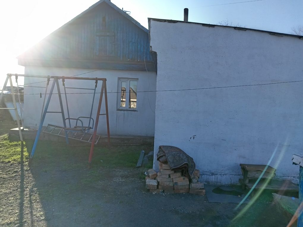 Продаётся дом в Рабочем посёлке в районе вокзала.