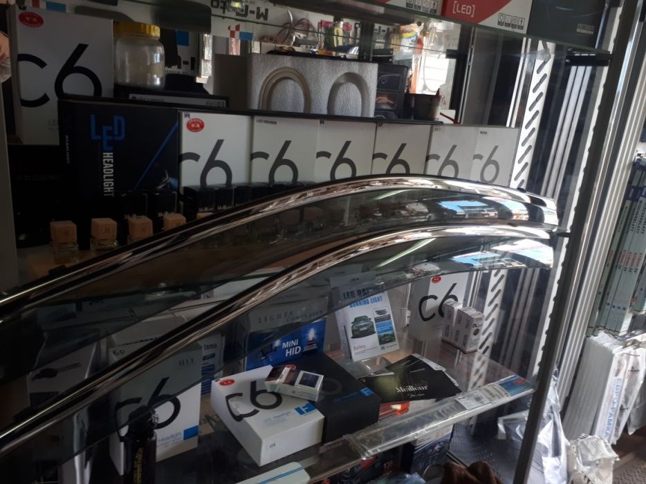 Ветровики с железным широким хромом на Toyota LC 200,Camry 40,50,55,70