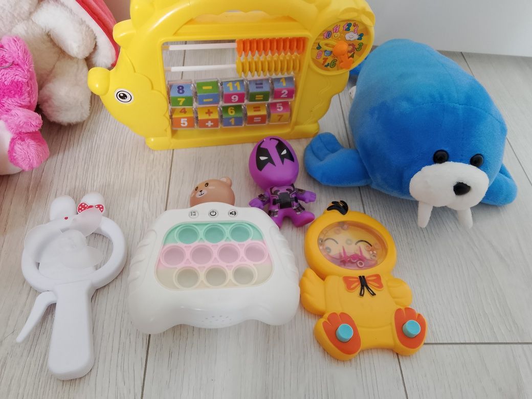 Игрушки разные, есть музыкальные