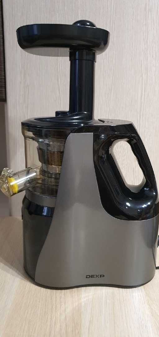 Шнековая Соковыжималка DEXP JC-350 черный