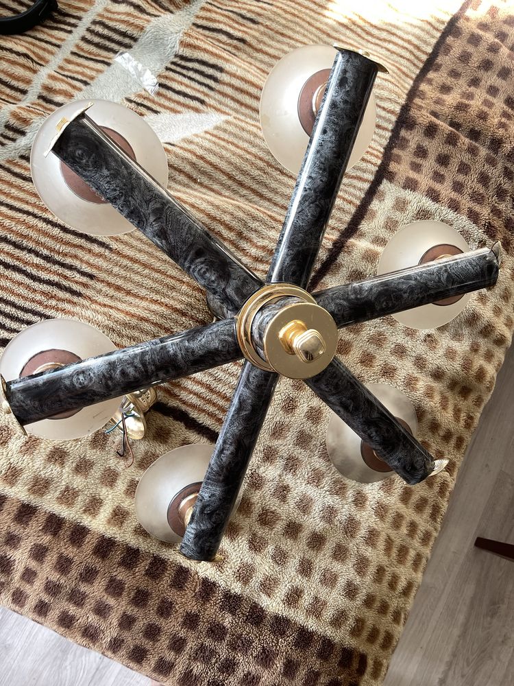 Продам люстру