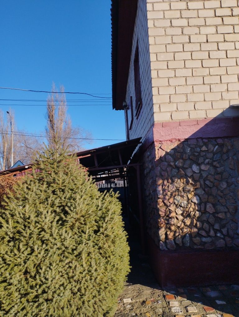 Продам двух этажный дом