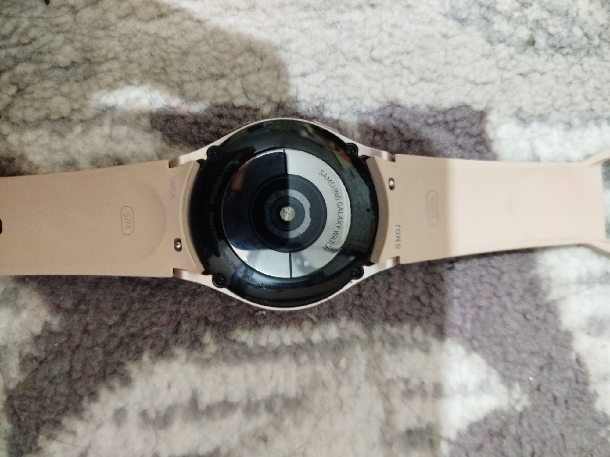 Продам Samsung Galaxy watch 4 в хорошем состоянии