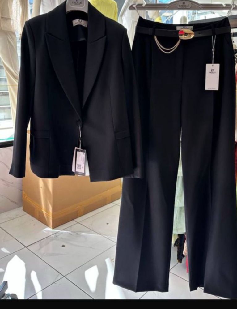 Продам женский классический костюм