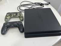 Продам Playstation 4, в комплекте 2 джойстика, все работает