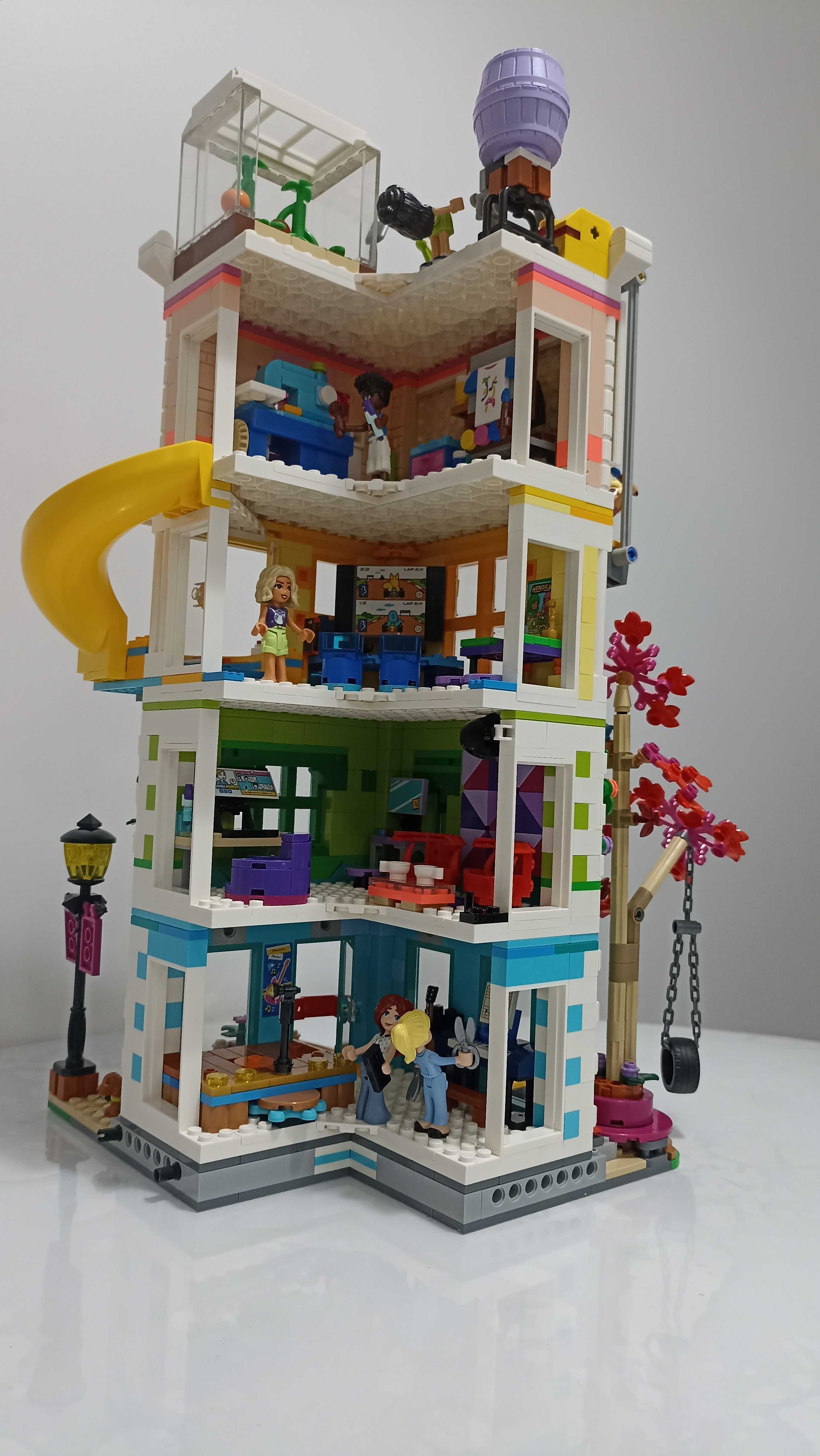 LEGO Общественный центр Хартлейк-Сити Friends 41748 heartlake city
