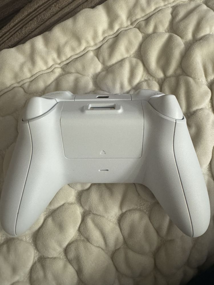 Продам Xbox series S 2 джойстика