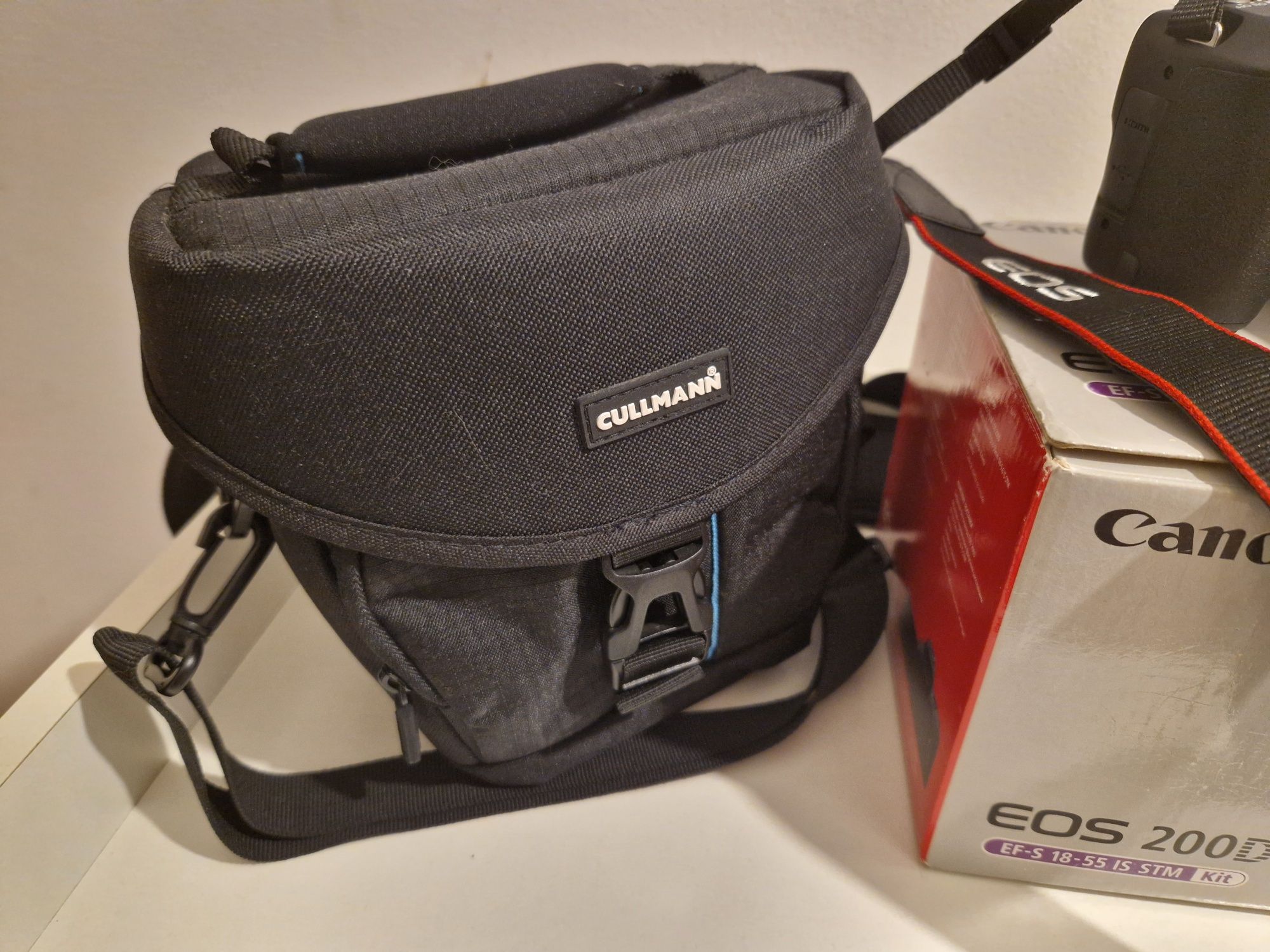 Продам фотоаппарат Canon EOS 200D