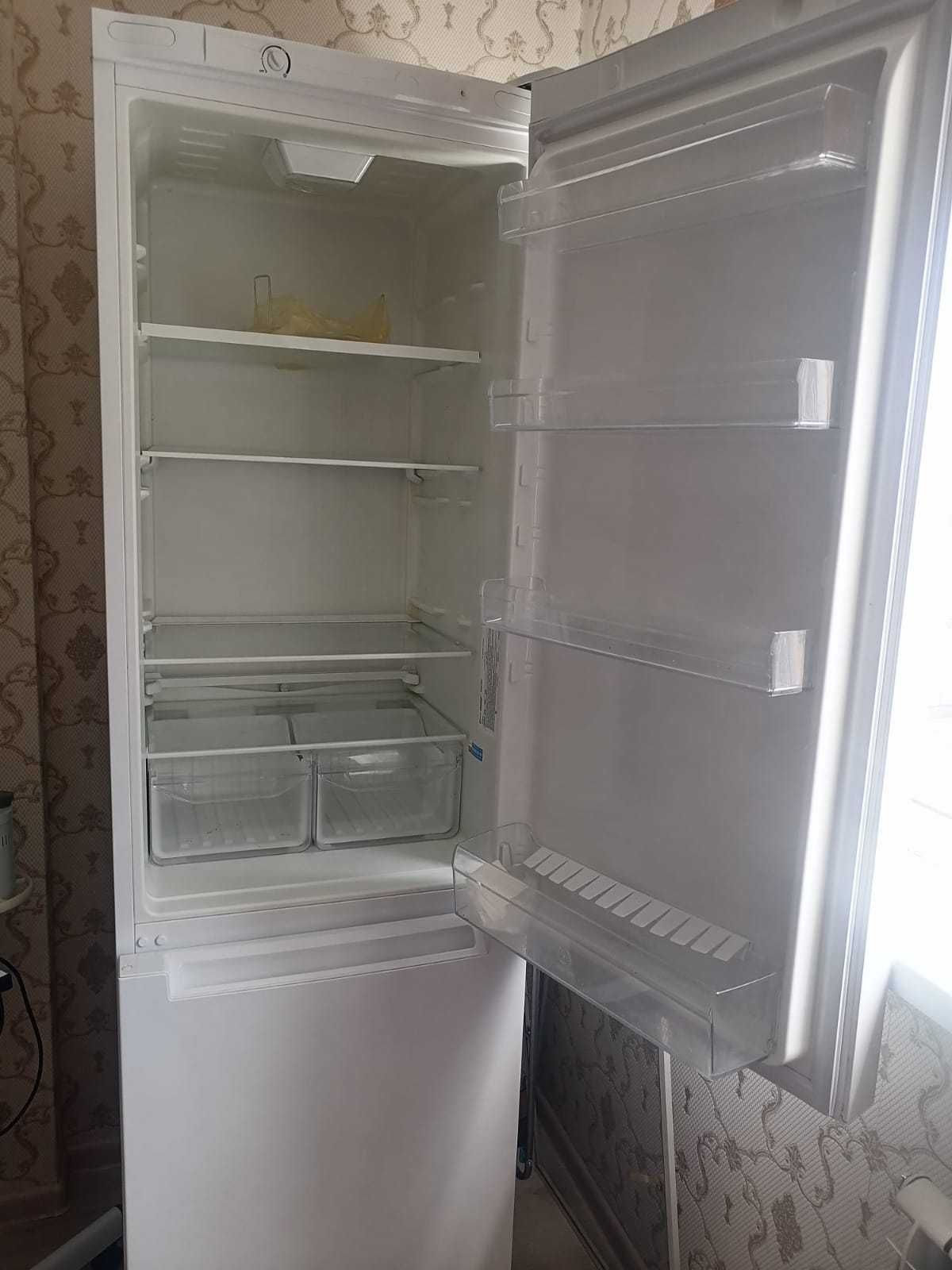 Холодильник indesit