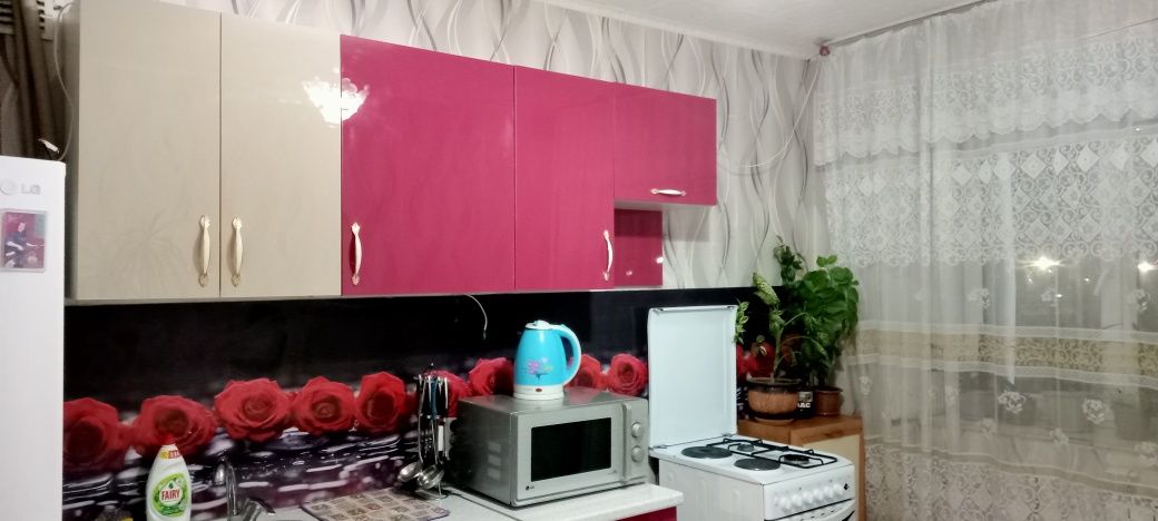 Срочно продам глянцевый  кухонный гарнитур СРОЧНО