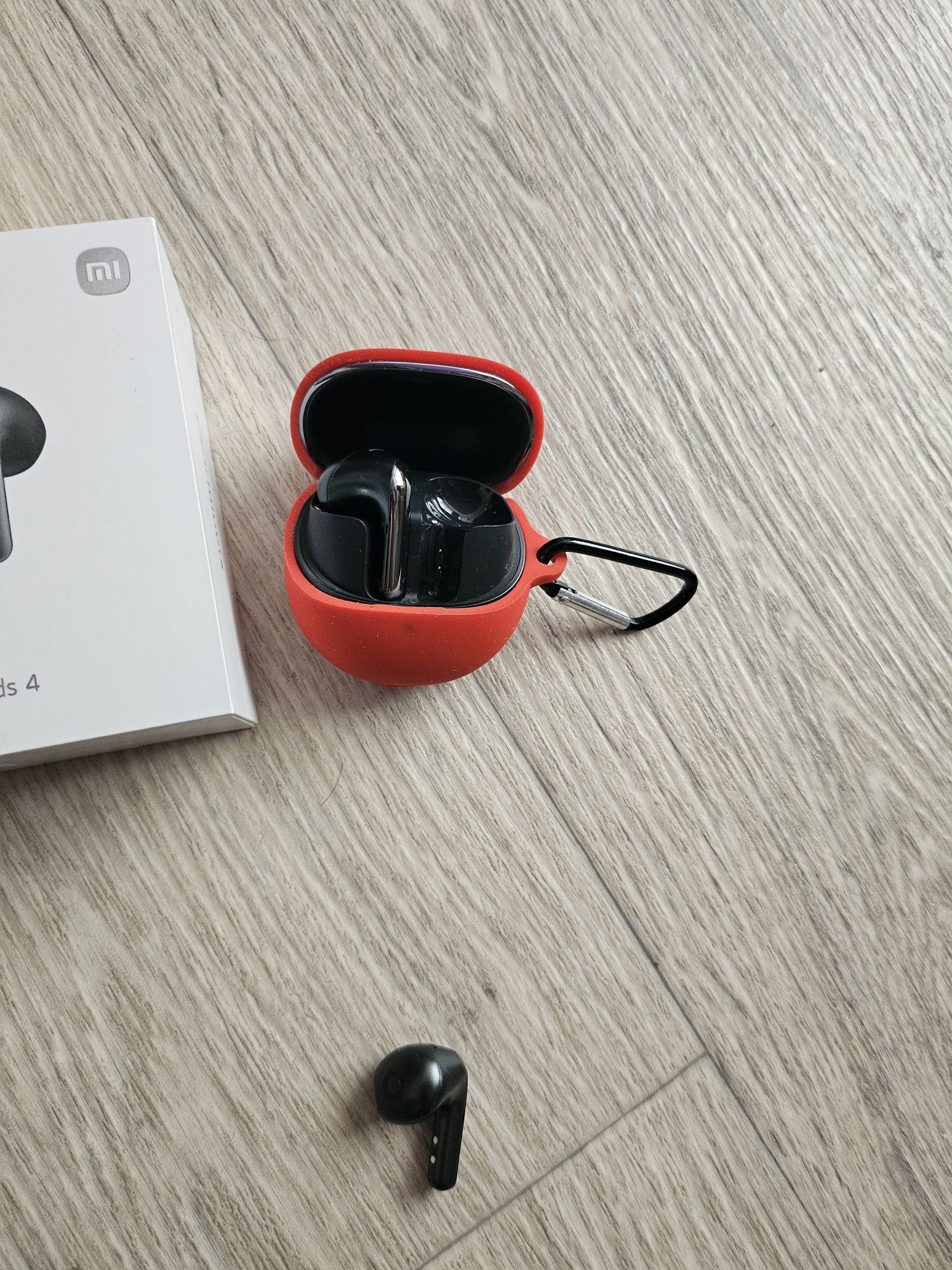 Продам наушники xiaomi Buds 4 (один наушники не работает)