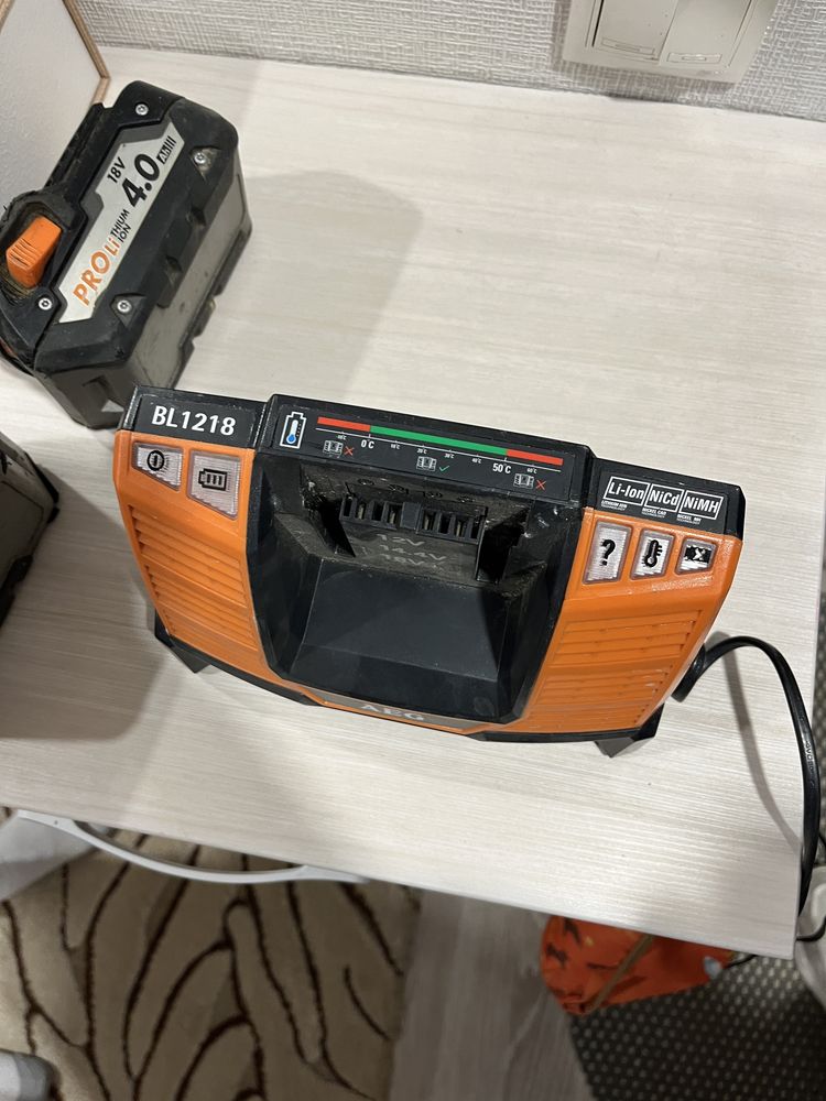 Зарядное устройство AEG BL1218L Аккумуляторная батарея AEG L1840R
