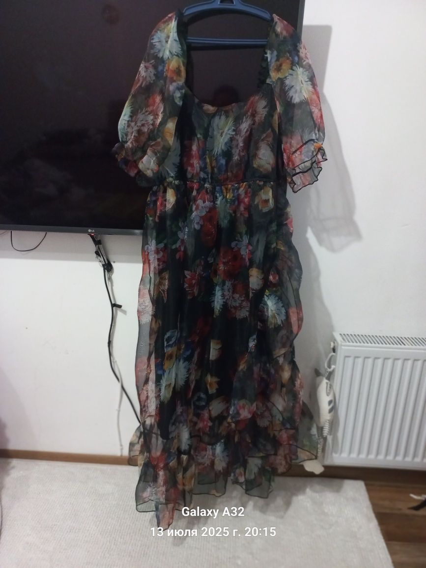 Срочно продам платье р-р 58.