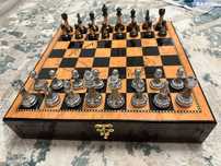 Продам сувенирную шахматную доску с фигурами