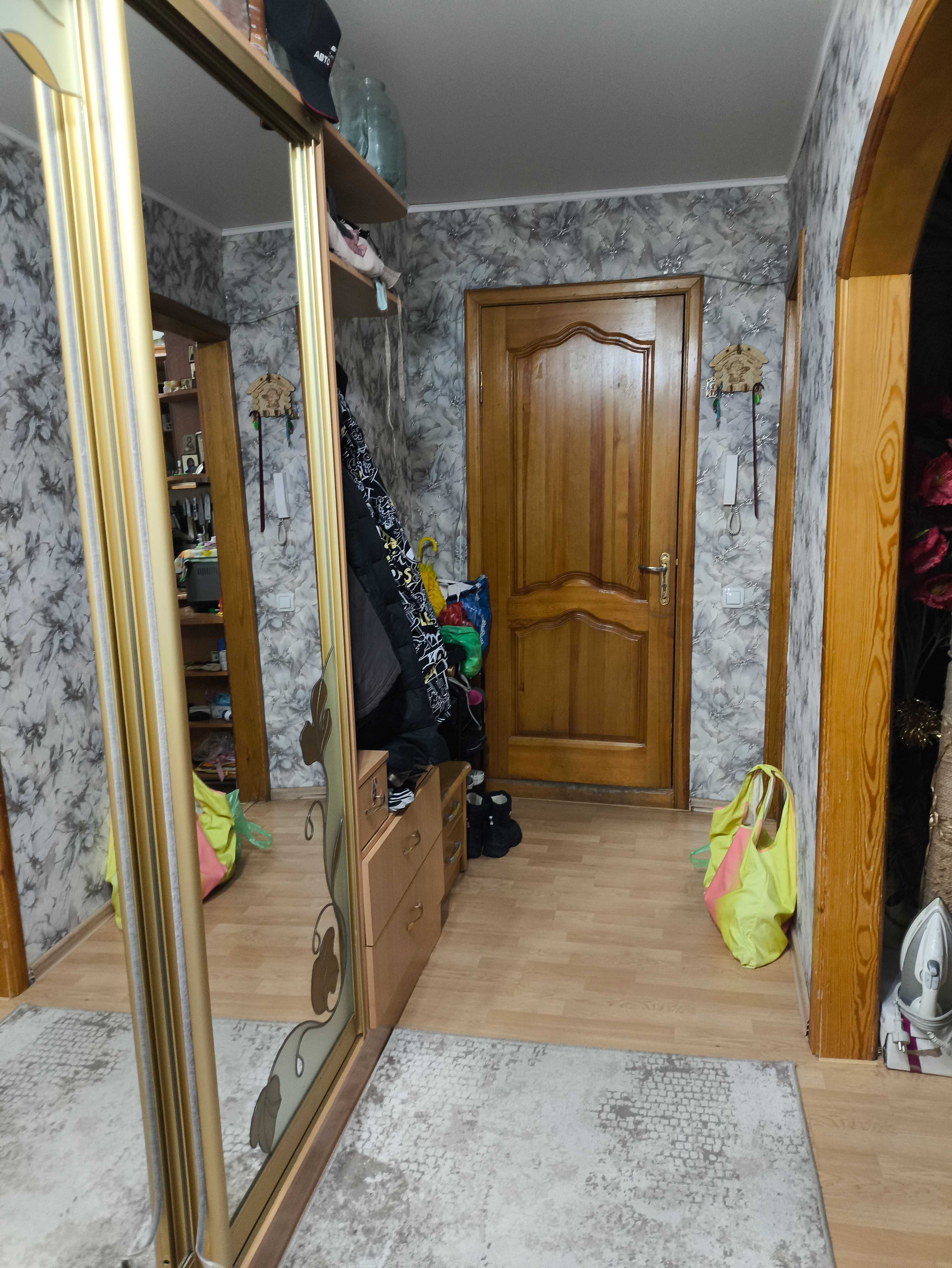 Продам 3-х комнатную квартиру. Около Пирамиды, район вокзала.
