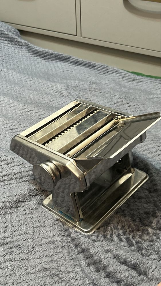 Продам механическую лапшерезку