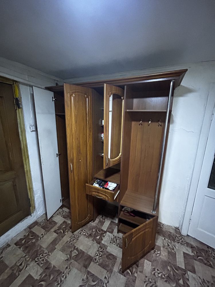 Продам прихожую, гарнитур, шкаф.