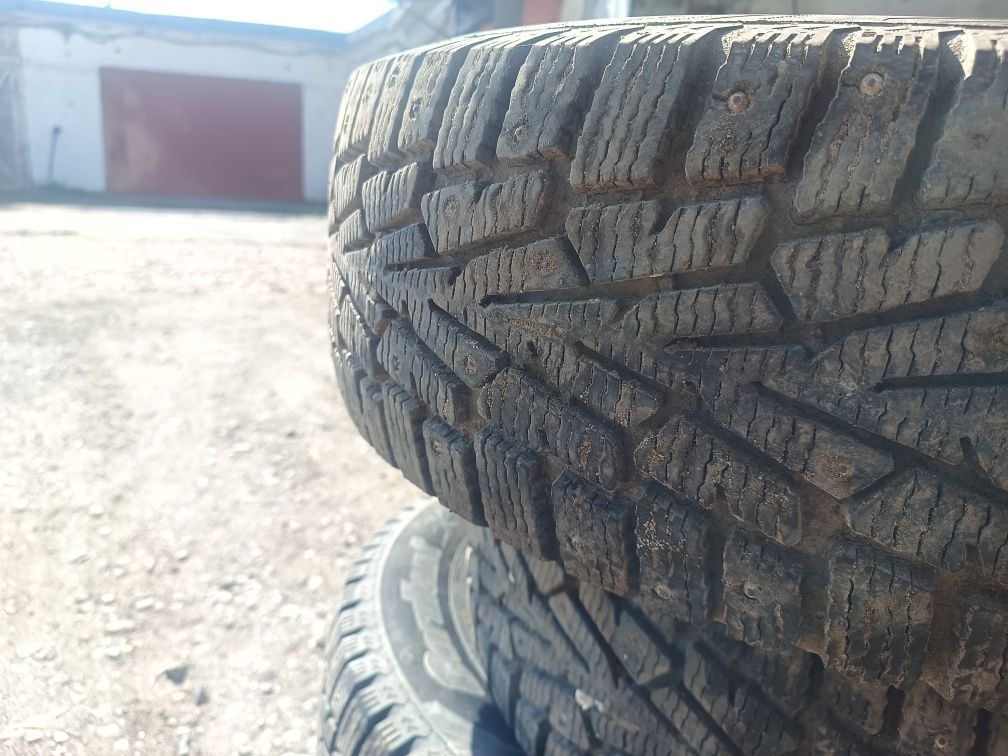 Продам 4 шины зимние с шипами