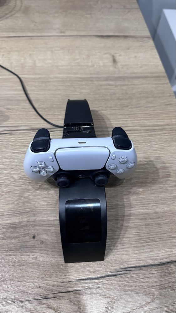 Продам зарядку для джойстиков PS5