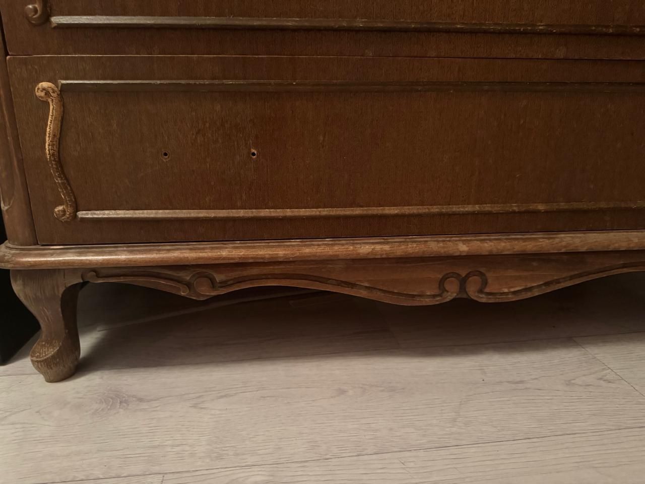Комод из дерева.