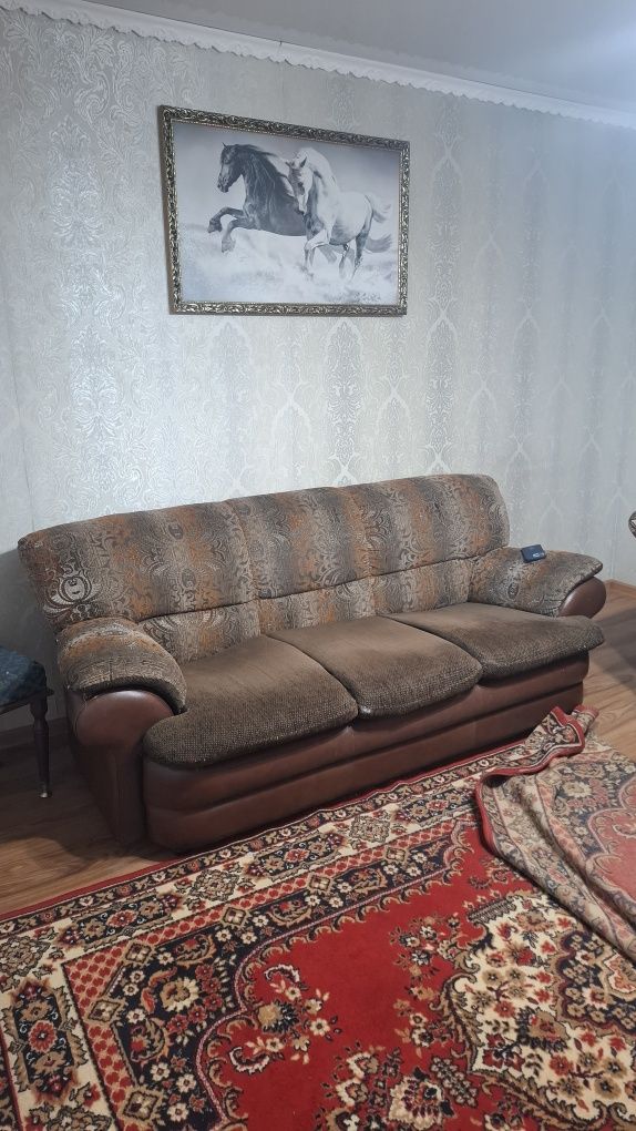 Диван  с двумя креслами